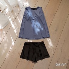 画像14: 一体型のインナー付きラッシュワンピースとパンツセット水着、どちらも　一体型のインナー付き、まるで洋服のように気になるお腹や太ももをしっかり隠せる、着替えがラクな一体型 (14)